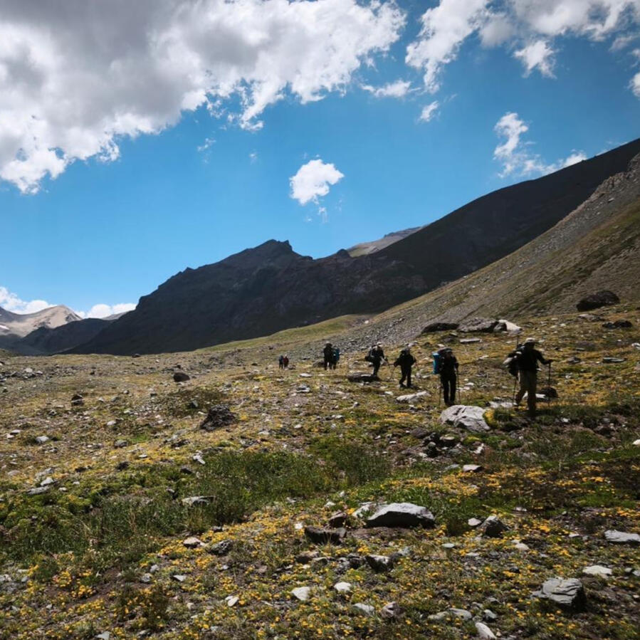 Un terreno privado que entrega un hermoso paisaje a medida que avanza hasta llegar a la laguna del yeso.